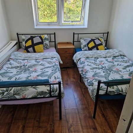 런던 Twin Bed For Guests 아파트 외부 사진