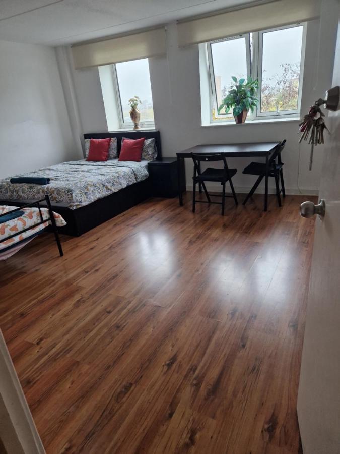 런던 Twin Bed For Guests 아파트 외부 사진